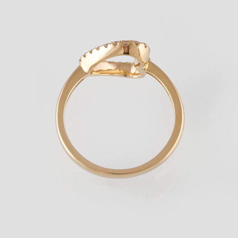 RING, 18K guld med briljantslipade diamanter ca 0.19 ct. Vikt 2,4 gram.