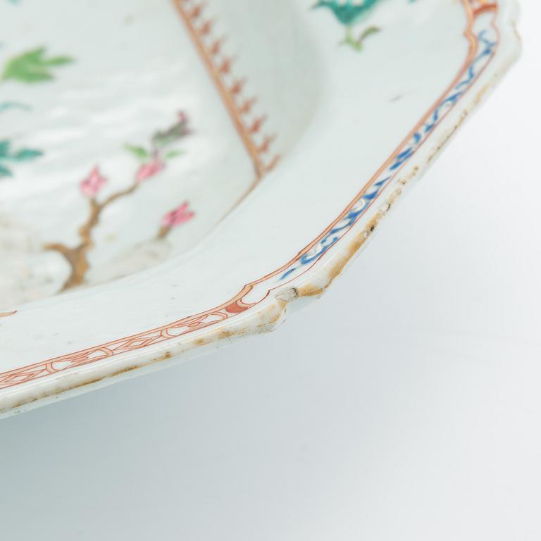 A porcelain tureen dish, Qianlong (1736-1795), China.