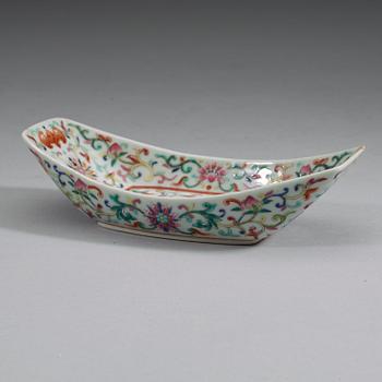 A porcelain tea boat, Qing dynasty, Jiaqing mark and period (1796-1820).