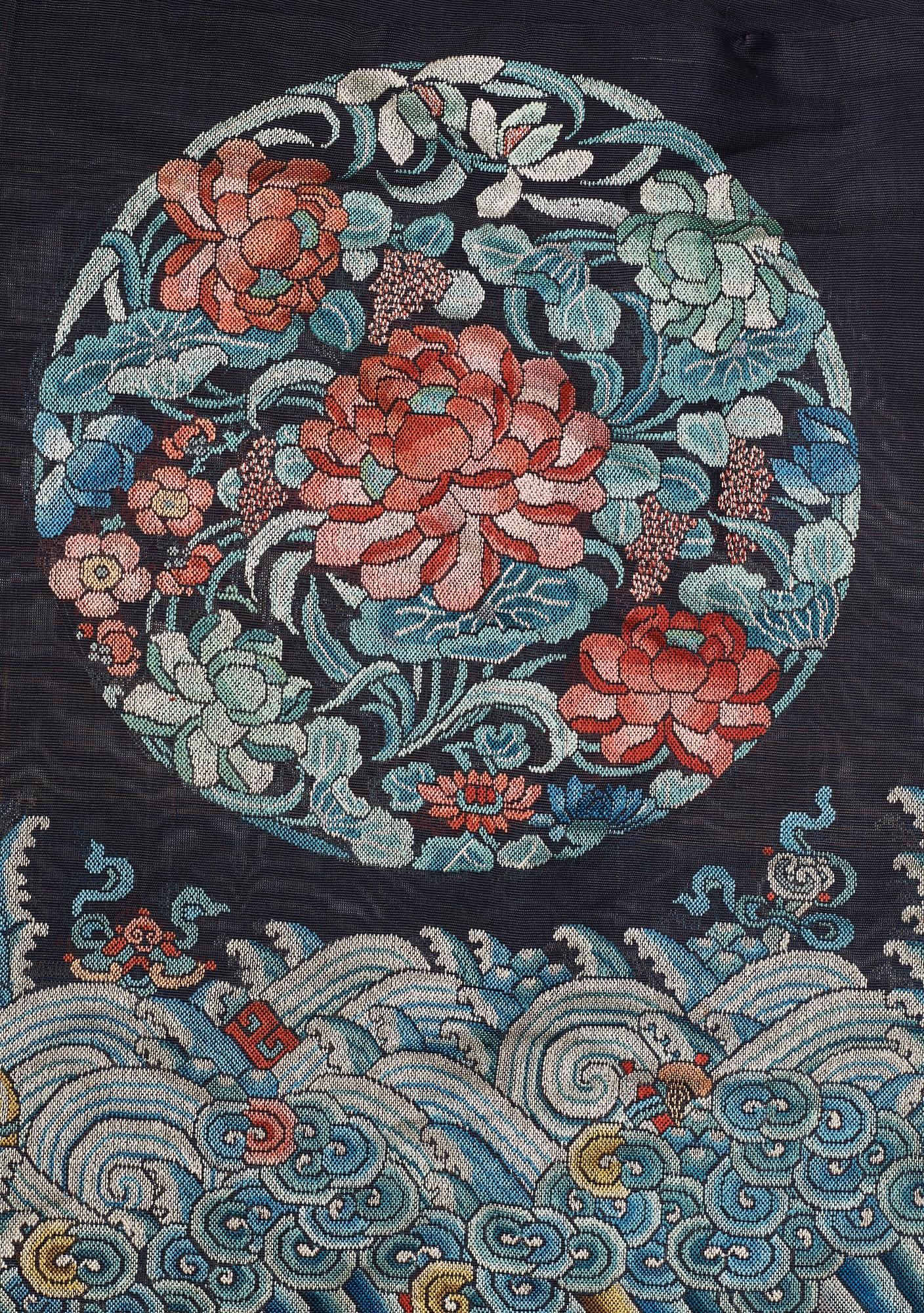 ROBE, silk. Height 124 cm. China around 1900.