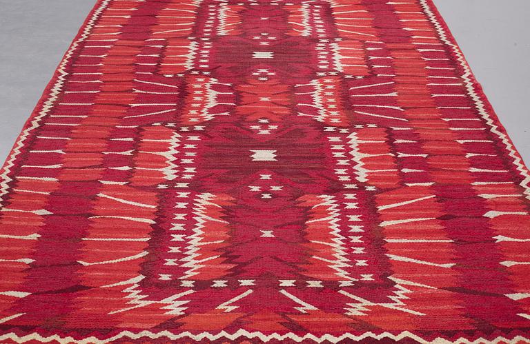 Barbro Nilsson, A CARPET, "Strålblomman, röd", flat weave, ca 313,5 x 200-202,5 cm, signed AB MMF BN.