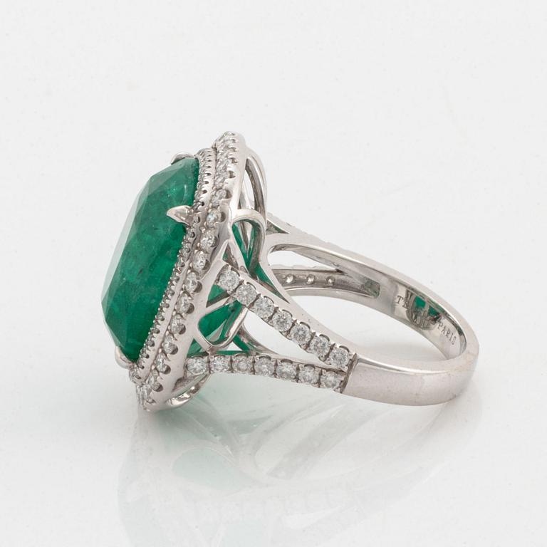 An 18K white gold ring set with a faceted emerald.