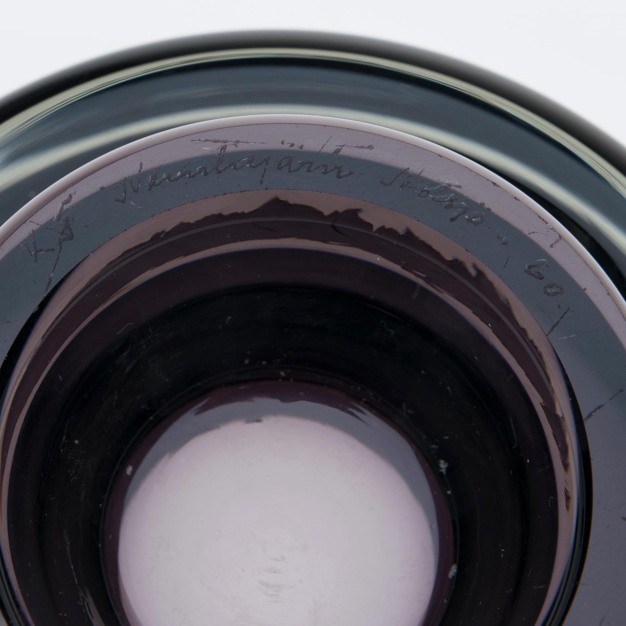 VAS, 2 st, glas, signerade "KF Nuutajärvi Notsjö -60" samt "K Franck Nuutajärvi Notsjö -63".