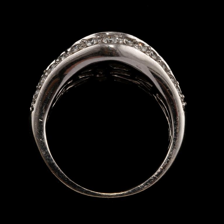 RING, 18k vitguld med briljantslipade diamanter, totalt ca 2.50 ct. Vikt 9 g.