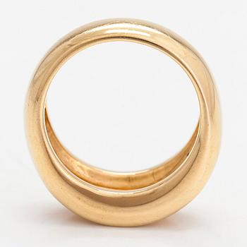 An 18K gold ring.