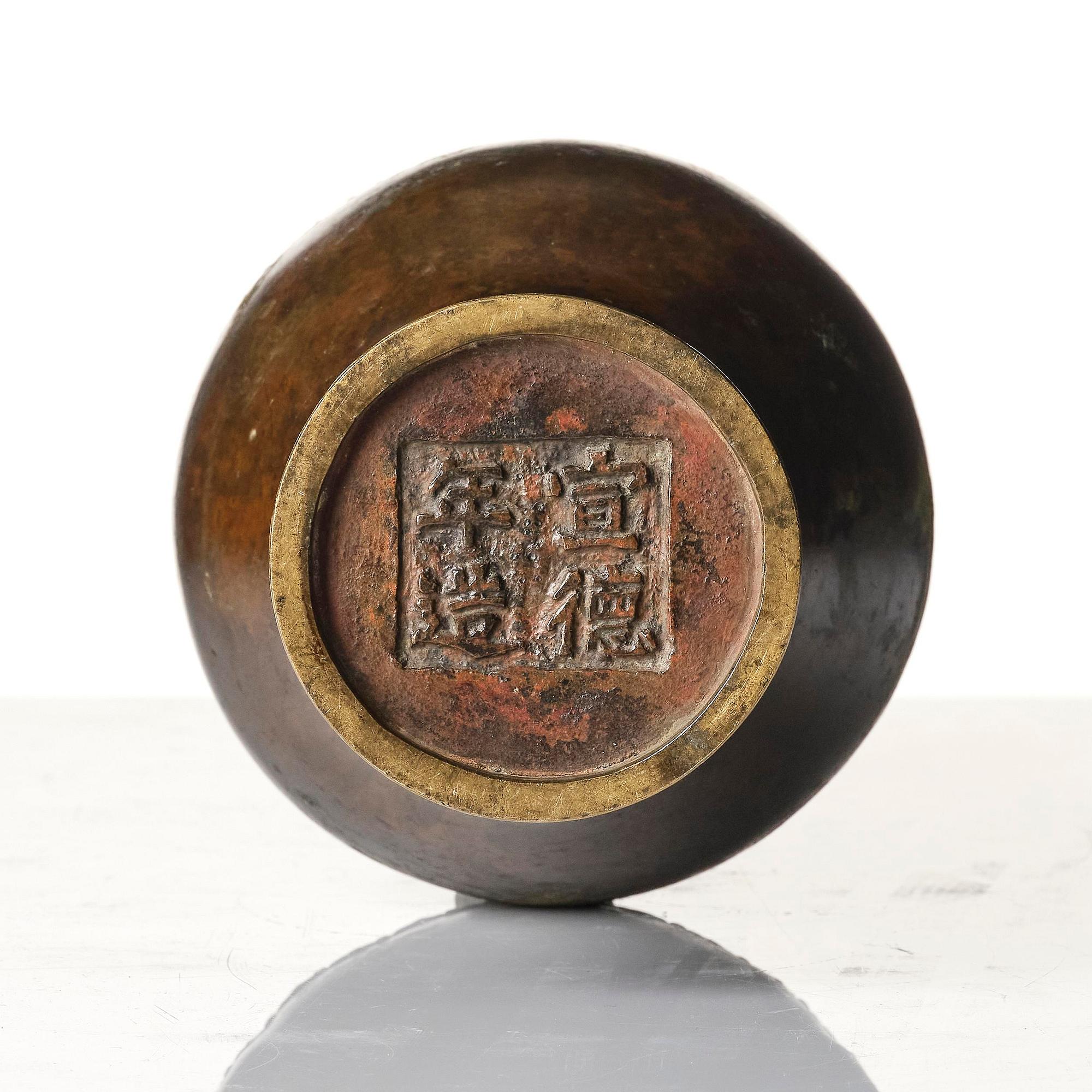 An elegant bronze vase, late Ming dynasty/early Qing dynasty with a Xuande mark.