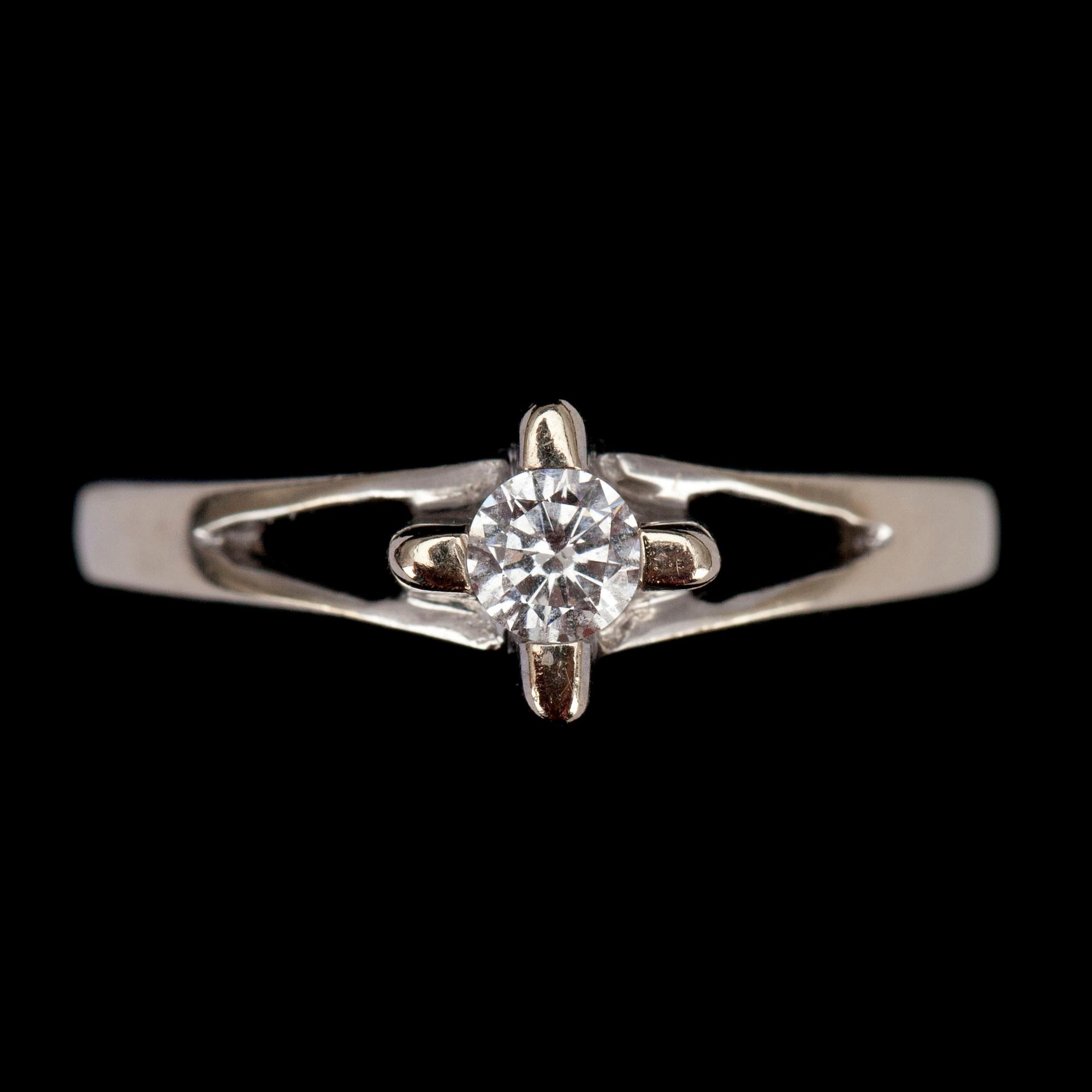 RING, vitguld 14K, briljantslipad diamant 0,18 ct. Vikt 3,2 g.  Intyg.