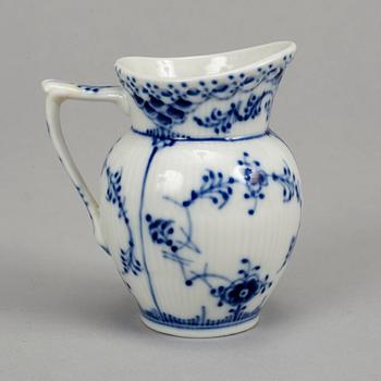 Royal Copenhagen, servisdelar, 14 delar, porslin. "Musselmalet", Danmark.