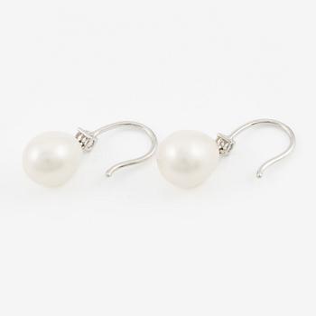 Earrings 18K white gold with cultured pearls and brilliant-cut diamonds.