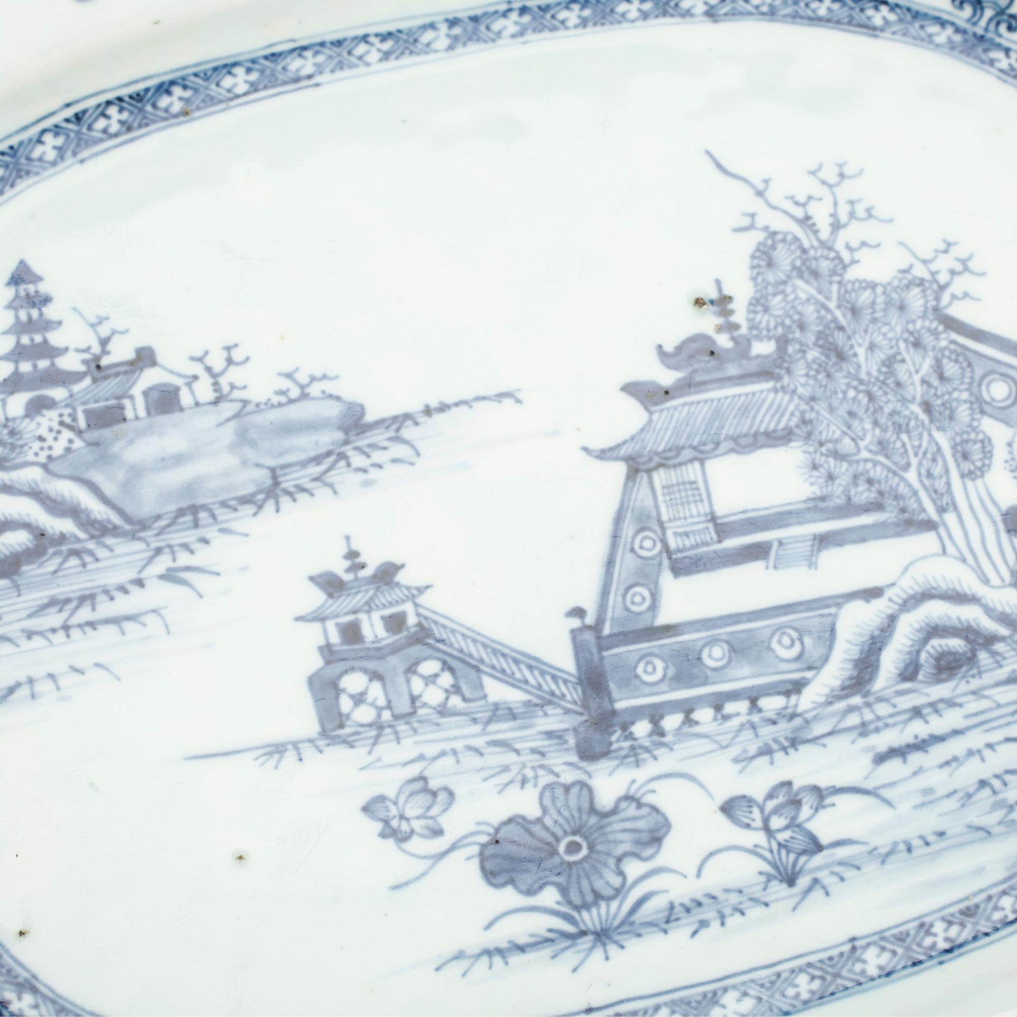 STEKFAT, ett par, porslin, Qingdynastin, Qianlong (1736-1795).