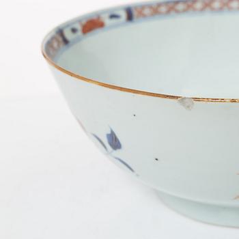 A porcelain bowl, China, Qing dynasty, Qianlong, 1736-95.