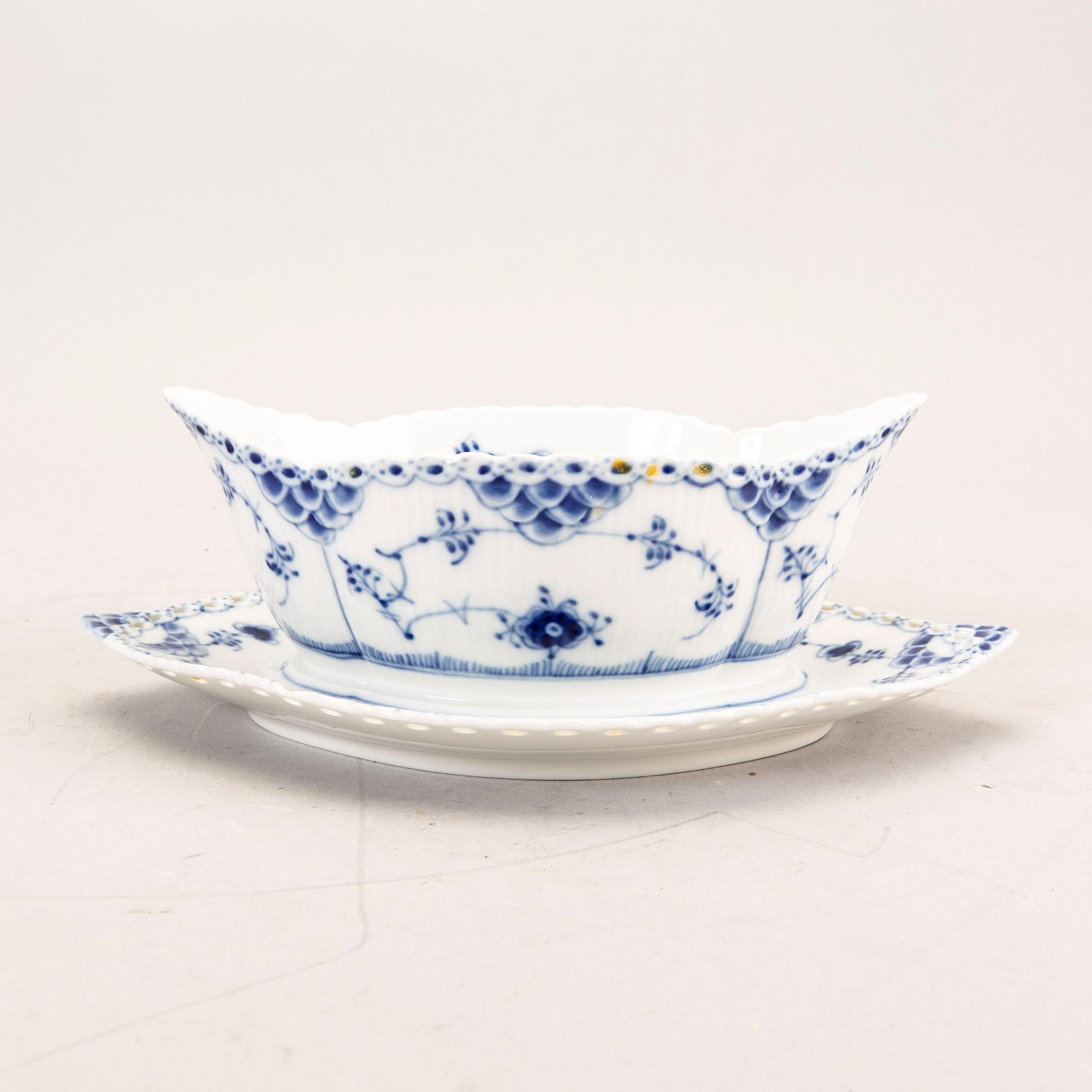 A 44 pcs Royal Copenhagen "Musselmalet" dinner service, Denmark, later part of the 20th century.