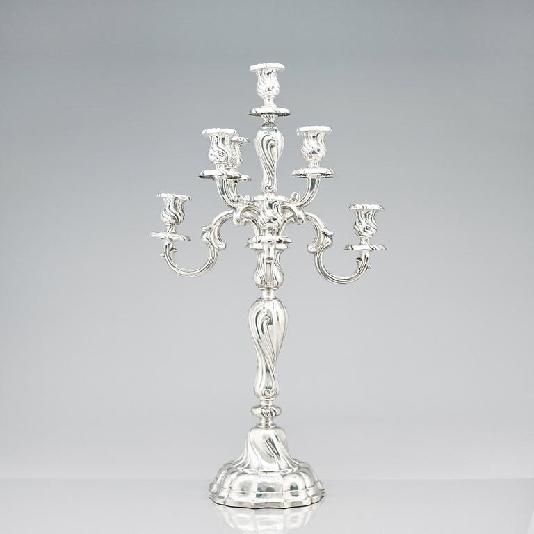 Hermann Julius Wilm, kandelabrar, silver 750, ett par, Louis XV-stil, Berlin, omkring år 1900.
