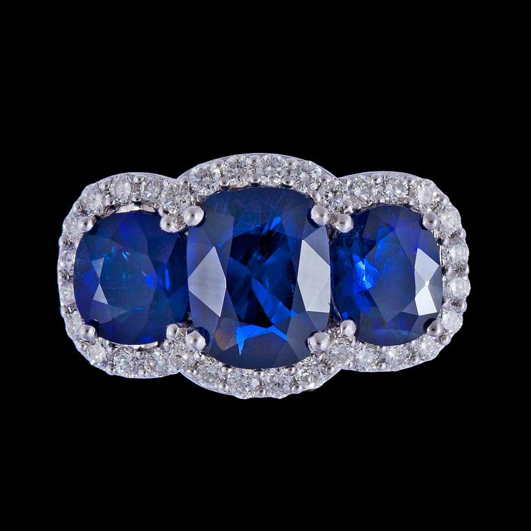 RING, tre fasettslipade blå  Burma safirer, tot. 3.27 ct, och briljantslipade diamanter, tot. 0.42 ct.