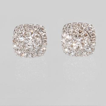 ÖRHÄNGEN, 18k vitguld med 52 briljantslipade diamanter, ca 0.94 ct. Vikt 3 g.