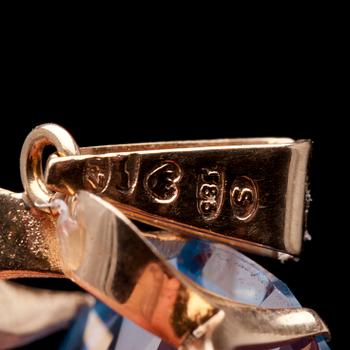 BROSCHER, 2 st samt HÄNGE, guld 14K, bl.a. rosenkvarts, rökkvarts. Finska stämplar, 1960-tal. Vikt tot. 11 g.