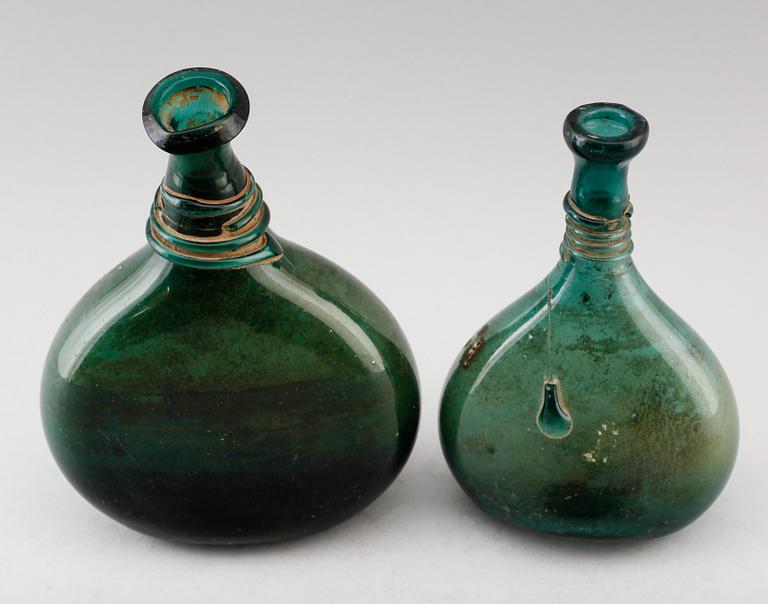 FLASKOR, 2 st, glas, 1700-tal.