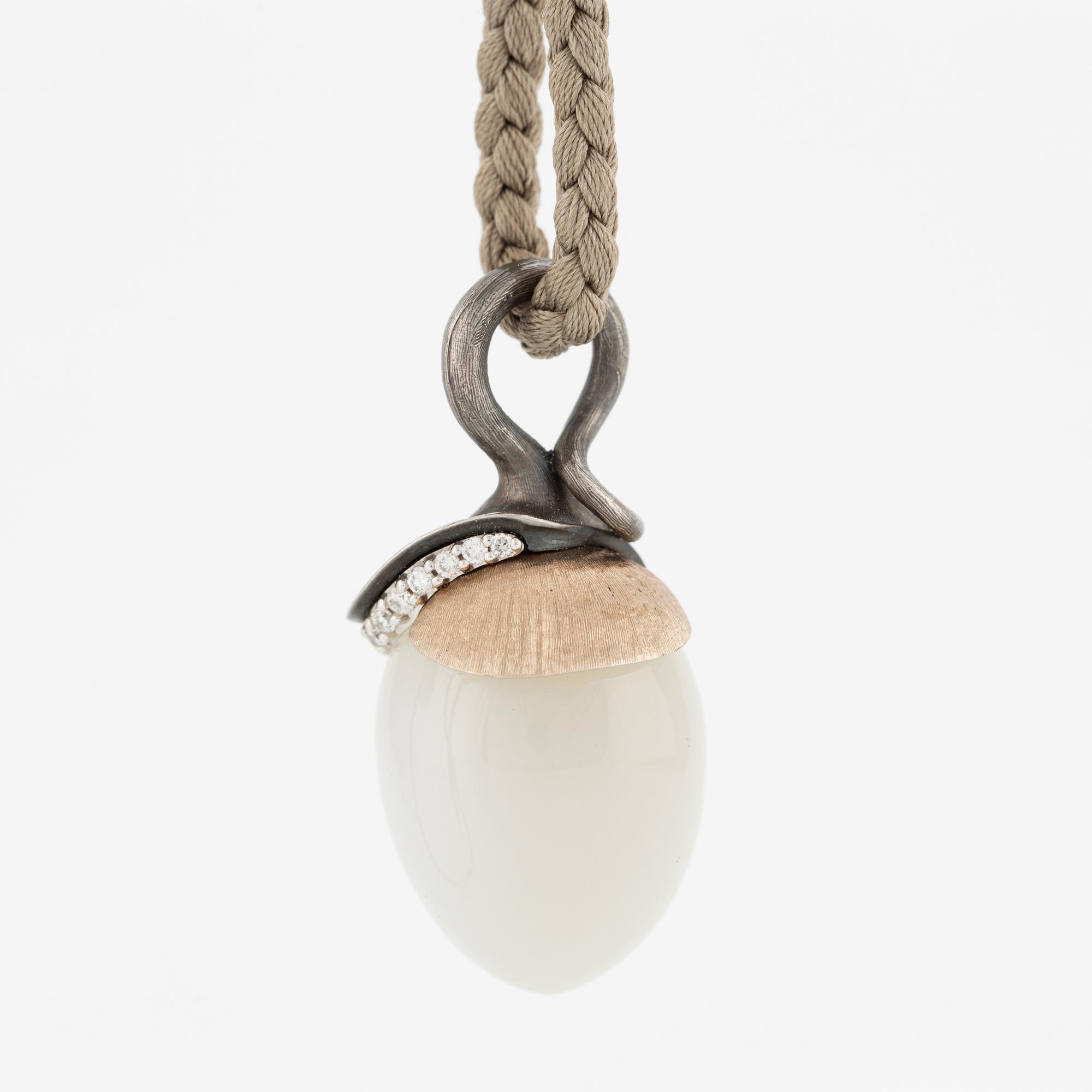 Ole Lynggaard, hänge, "Lotus", guld och silver samt små briljantslipade diamanter och troligen månsten.