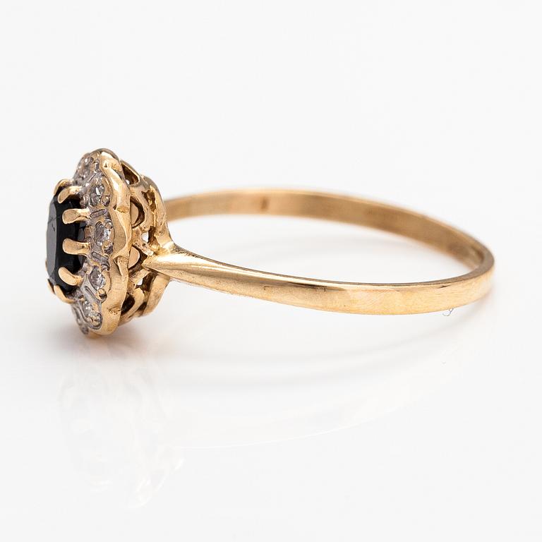 A 14K gold ring with a sapphire and a diamonds ca. 0.10 ct in total.