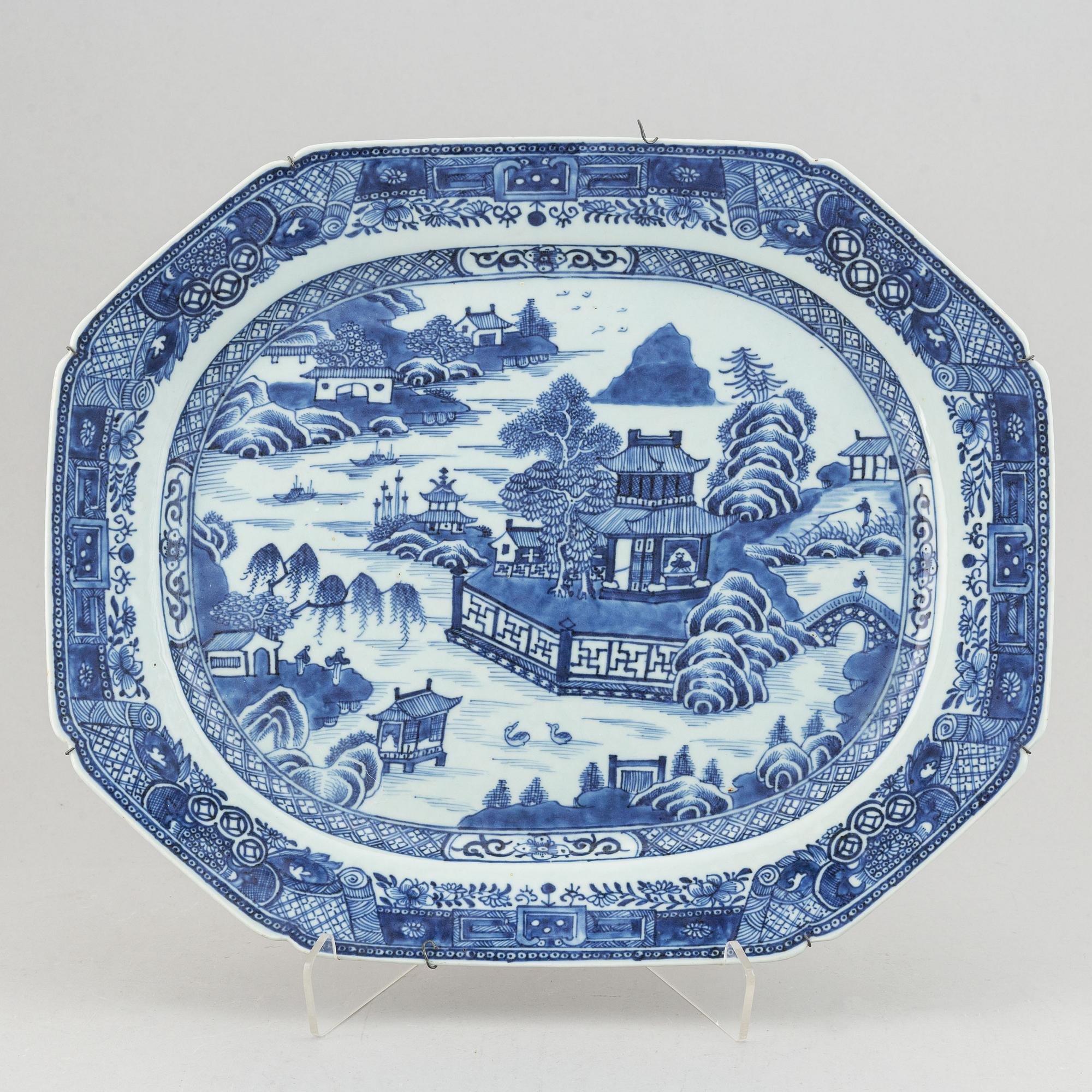 An export ware porcelain charger, China, Qianlong, 18th Century.