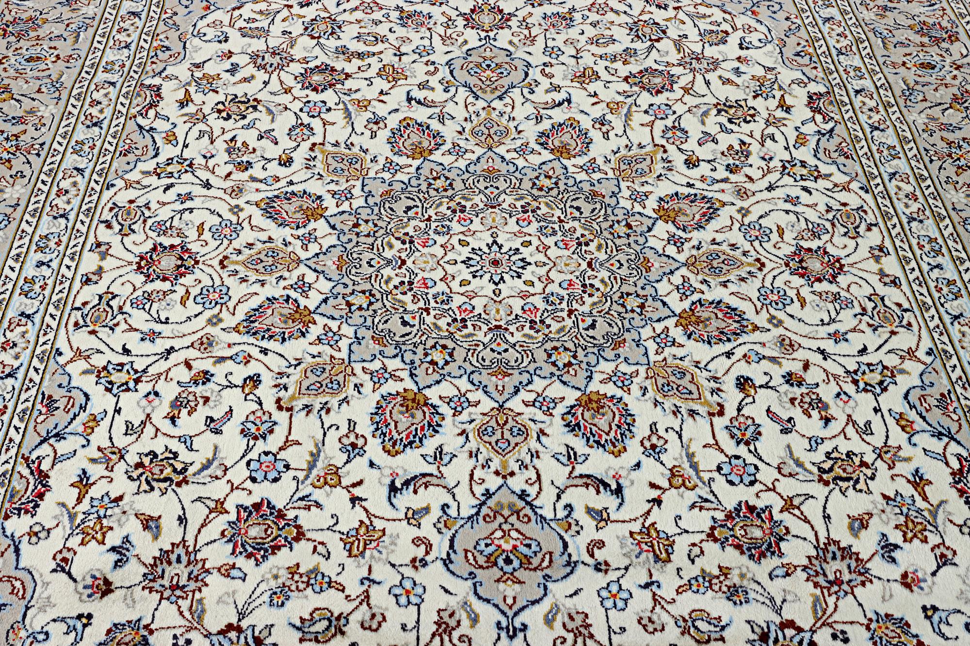 A Kashan carpet, c. 355 x 245 cm.