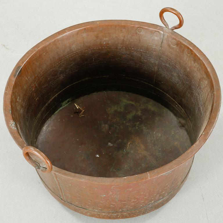 A copper wash tub, 19th century.