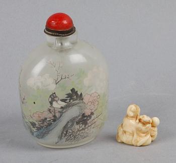 SNUSFLASKA SAMT NETSUKE, glas, ben, Kina resp Japan.