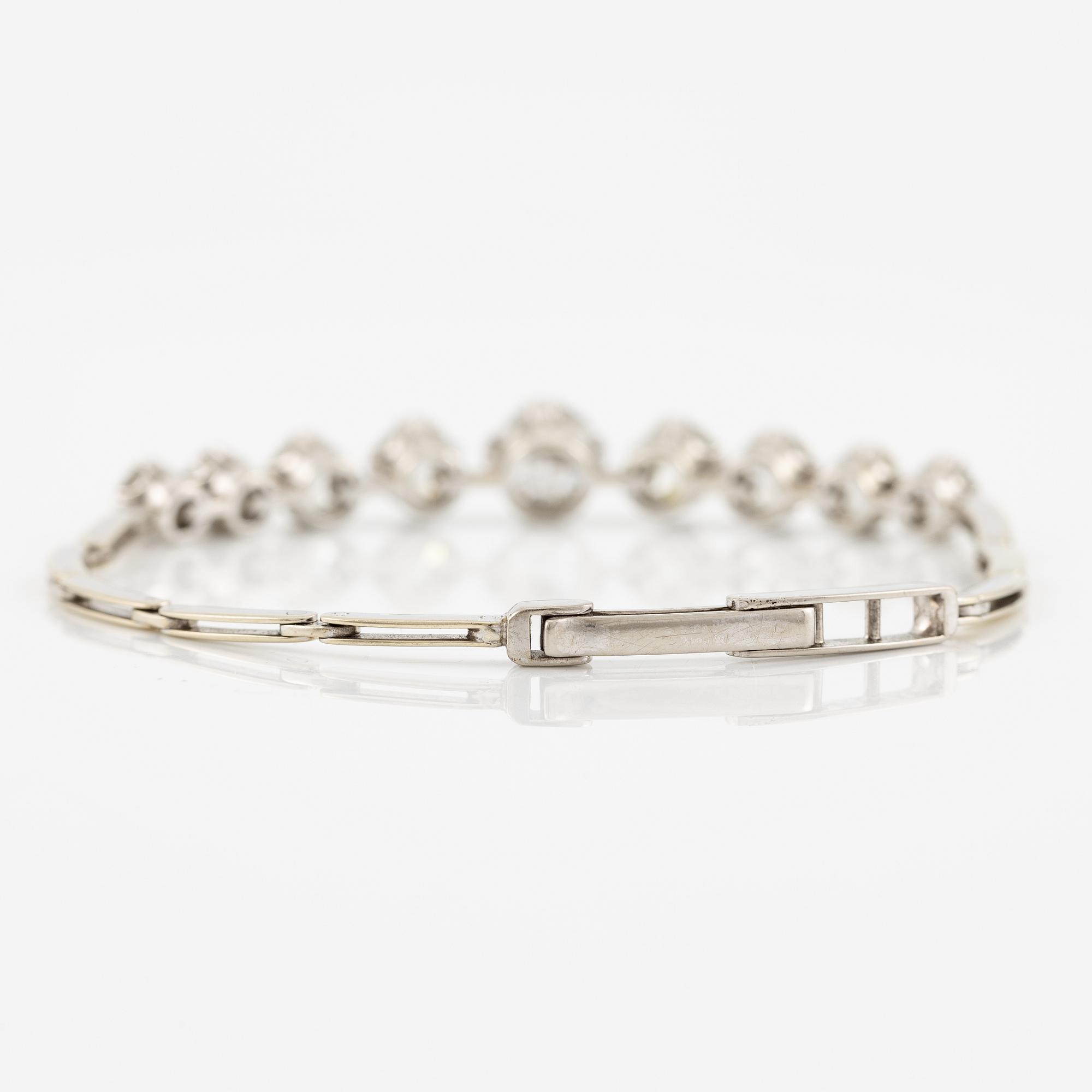 Armband, 18K vitguld och nio gammalslipade diamanter.