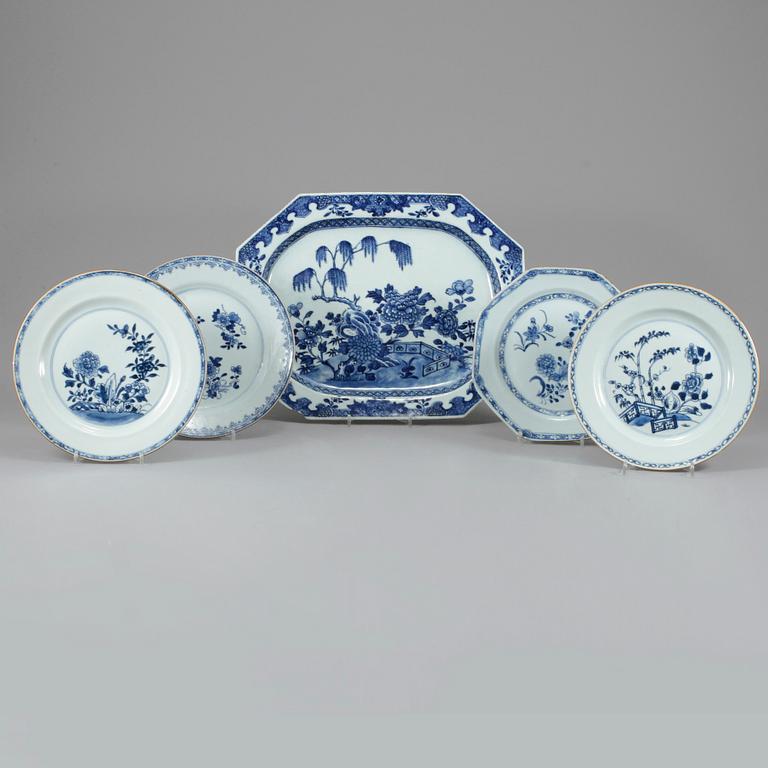 TALLRIKAR, 4 st samt STEKFAT, porslin, Kina, 1700-tal.