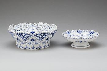 SKÅLAR, 2 st, porslin. "Musselmalet", Royal Copenhagen, 1900-talets andra hälft.