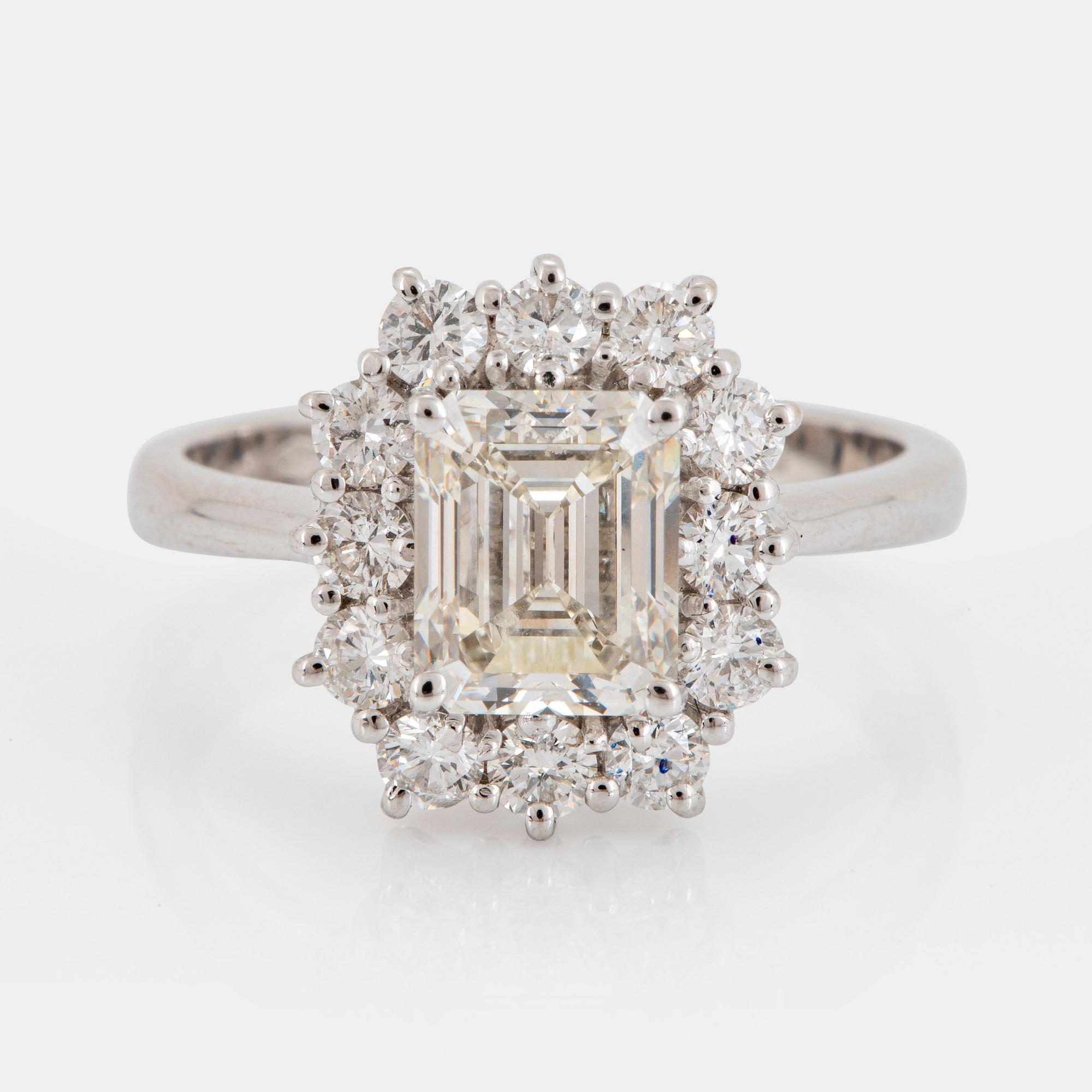 Ring 18K guld med en smaragdslipad diamant 2.04 ct kvalitet J vs1 enligt medföljande IGI certifikat.
