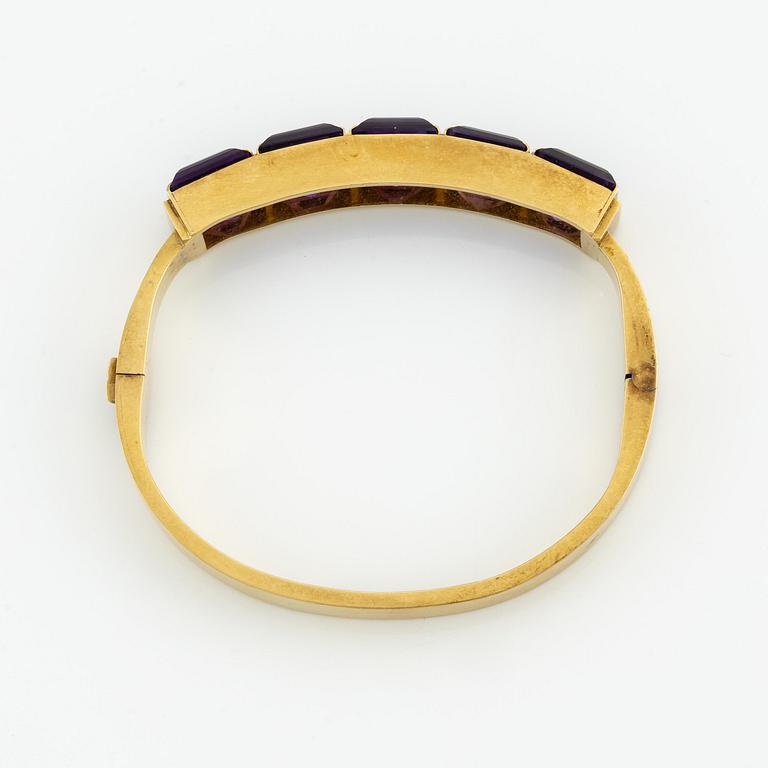 Wiwen Nilsson, a bracelet, 18K gold with step-cut amethysts, Lund 1972.