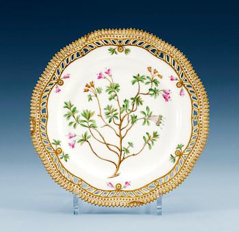 1269. A set of 12 Royal Copenhagen ´Flora Danica´porcelain plates, end of 19th century, model 3554. (12).