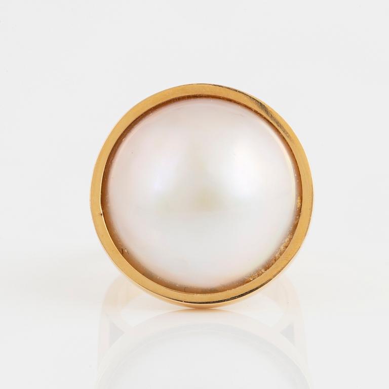 18K gold and mabe pearl ring.