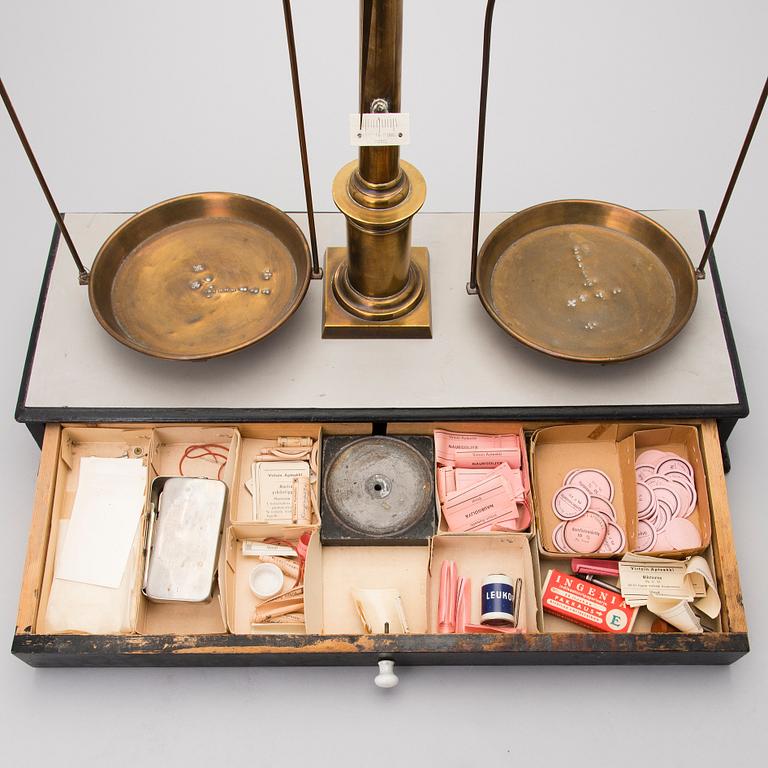 An early 20th Century Pharmacy balance scale in brass from Germany.