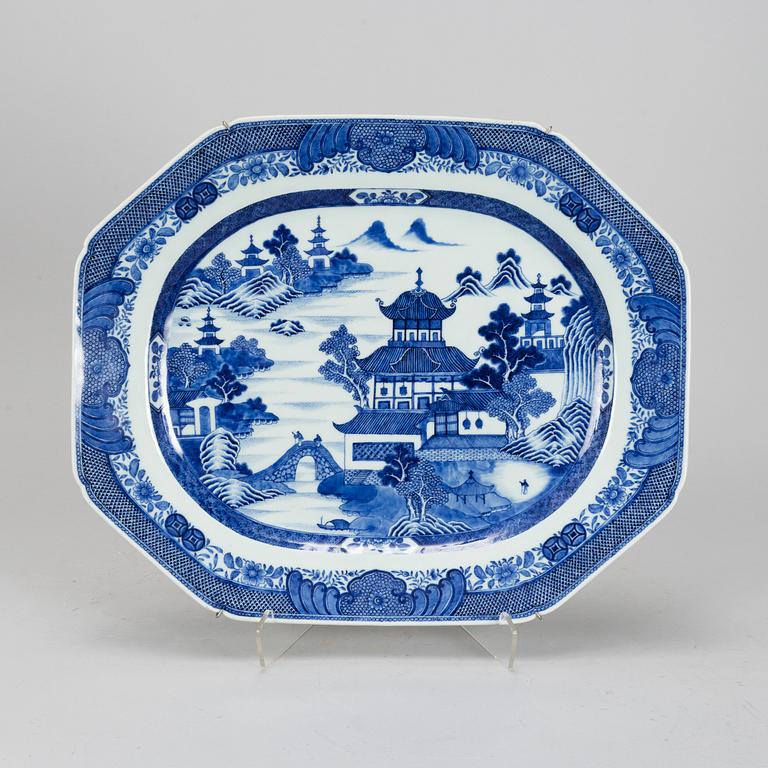 A blue and white serving dish, Qing dynasty, Qianlong (1736-95).