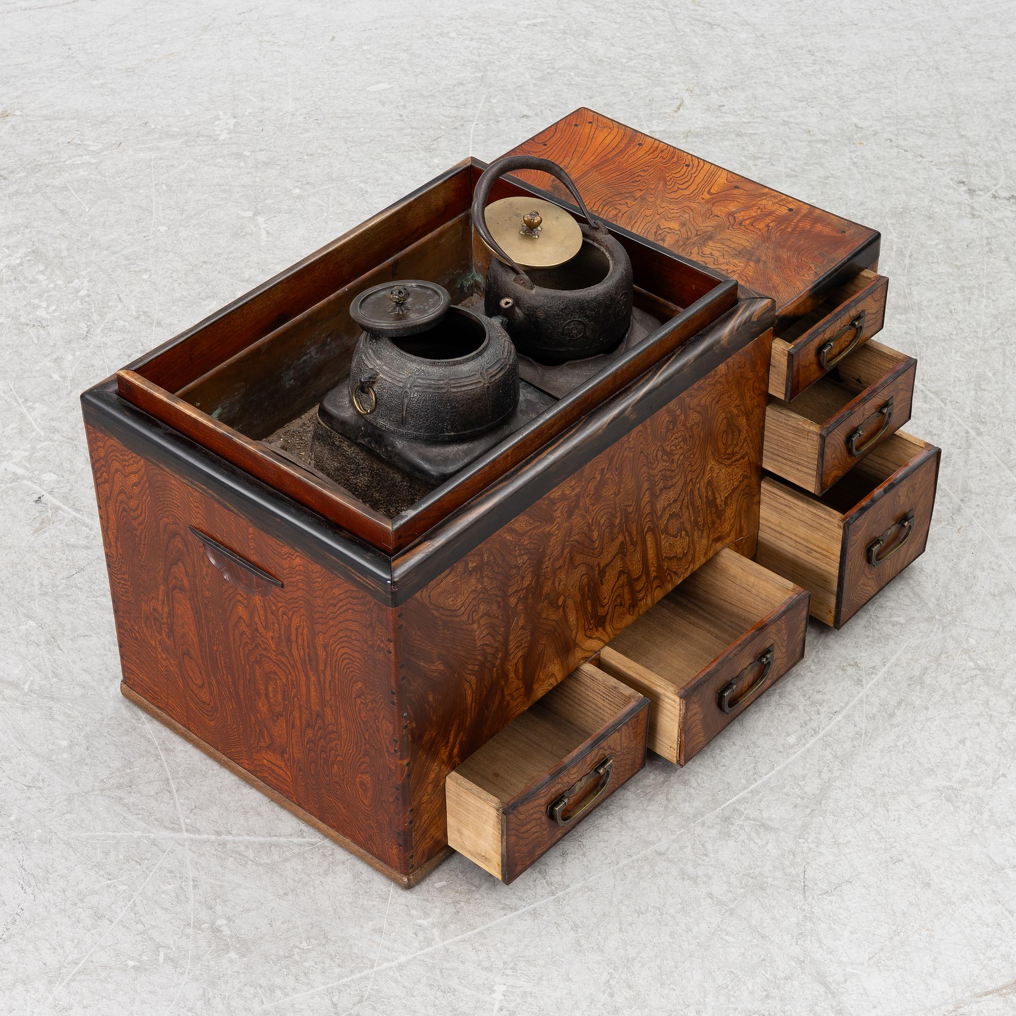 Hibachi (bordsgrill), trä och metall, med tekanna och kittel samt ställ, Japan, Meiji (1868-1912).