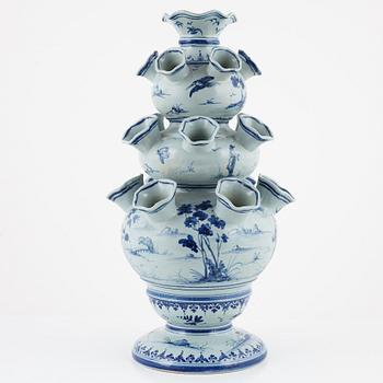 A blue and white Italian tulip vase, 20th century.