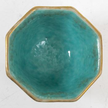 Skålar, tre stycken, samt litet blåvitt ytterfoder och lackask, porslin, Qingdynastin, 1800-tal.