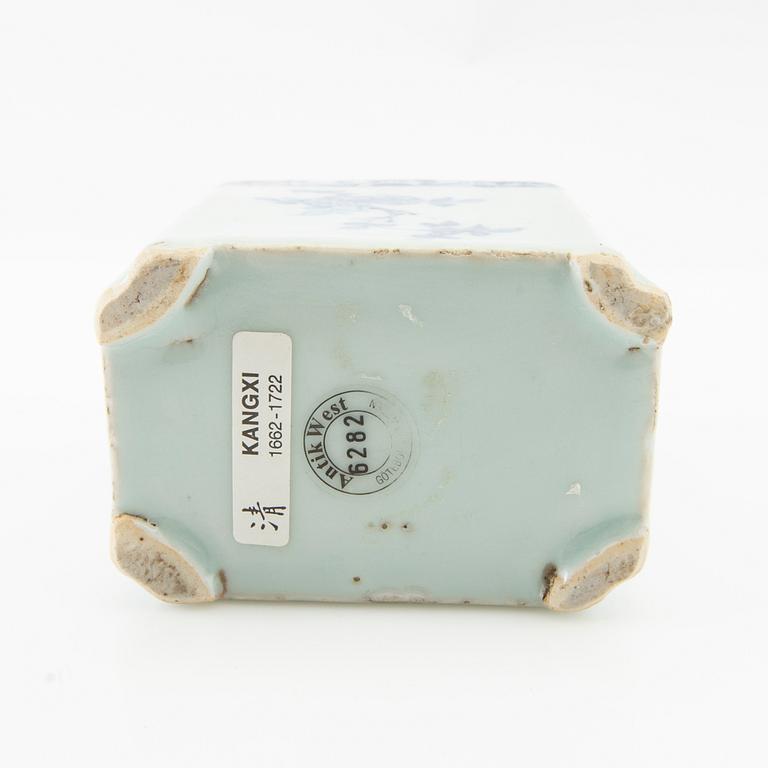 Tedosa China Qing Dynasty 18th century porcelain.