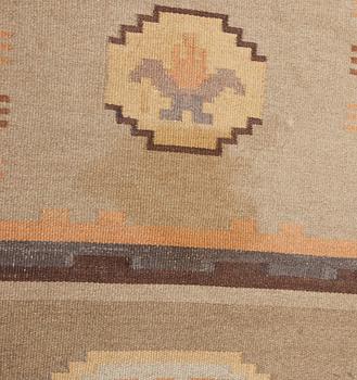 A Finnish flat weave carpet. Circa 405x285 cm.