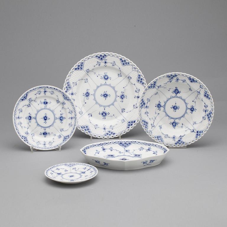 SERVIS, 30 ca delar, porslin, Musselmalet, Royal Copenhagen.