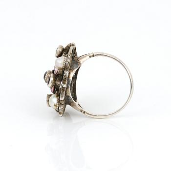 RING, LORGNETTES samt KEDJA, silver, sötvattenspärlor och olika färgade stenar, Stockholm mitt 1900-tals. Tot vikt 60 g.