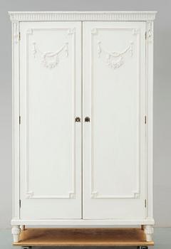 SKÅP. Gustaviansk stil. 1900-talets första hälft.