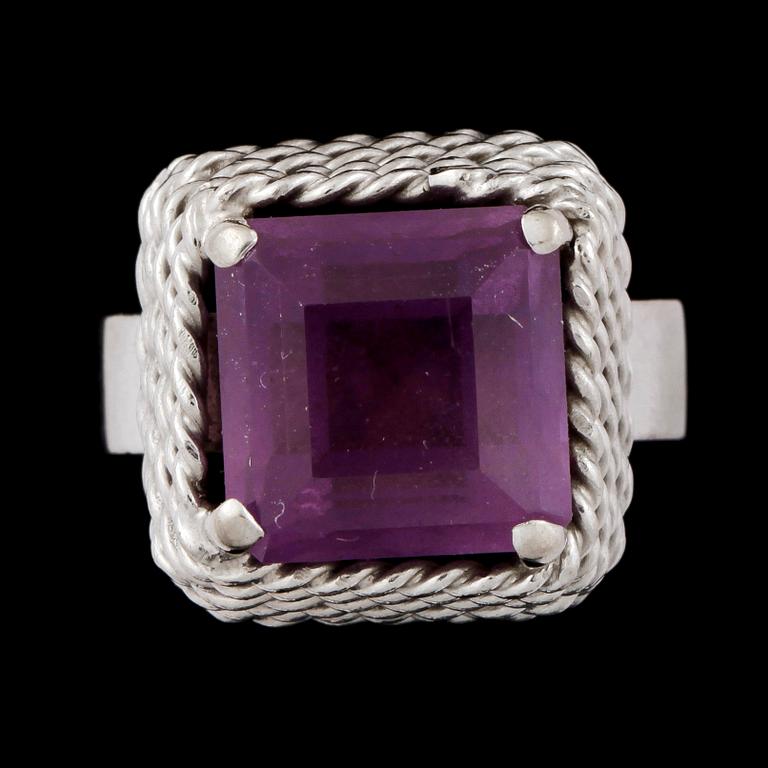 RING, 18k vitguld med ametist. Stockholm, 1995. Vikt ca9g.