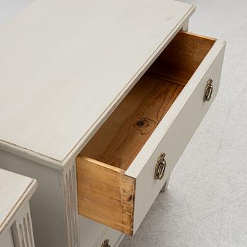 Chests of drawers, a pair, similar, Gustavian style, first half of the 20th century.