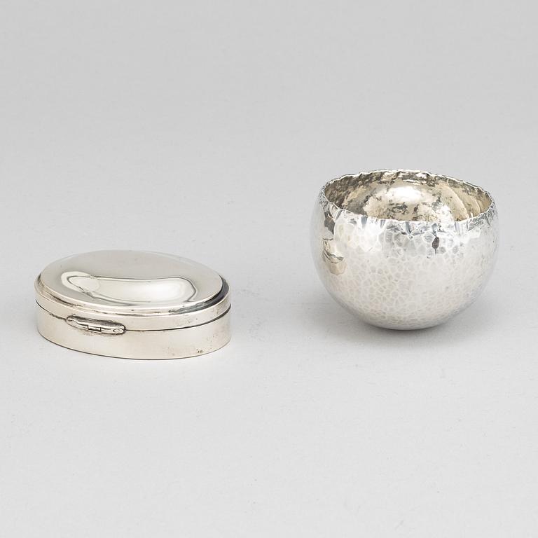 A Ray Urban silver tumbler and a 20th century parcel-gilt silver snuff box, with Swedish import marks.