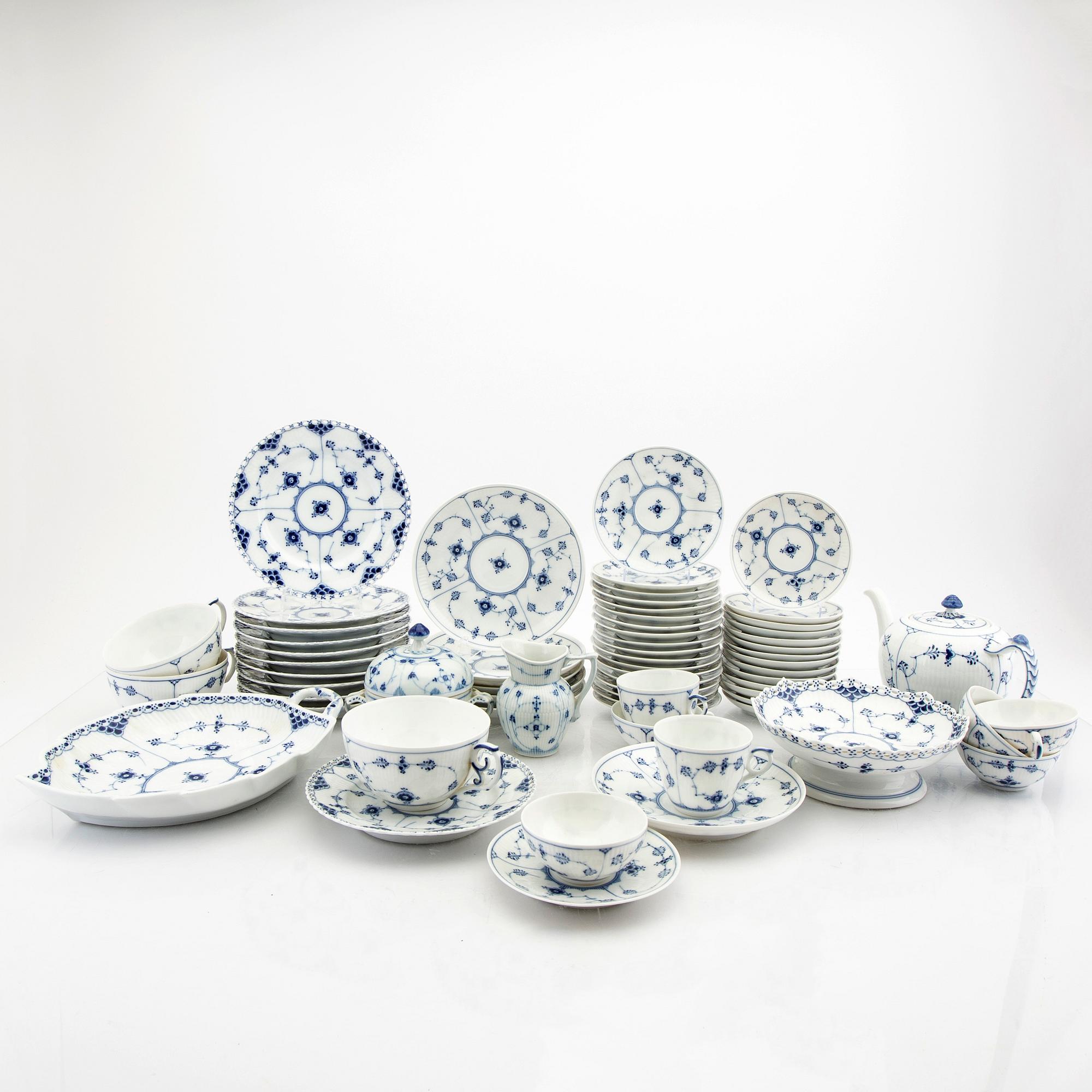 Service 52 dlr "Musselmalet" riflet, half and full lace Royal Copenhagen Denmark porcelain.
