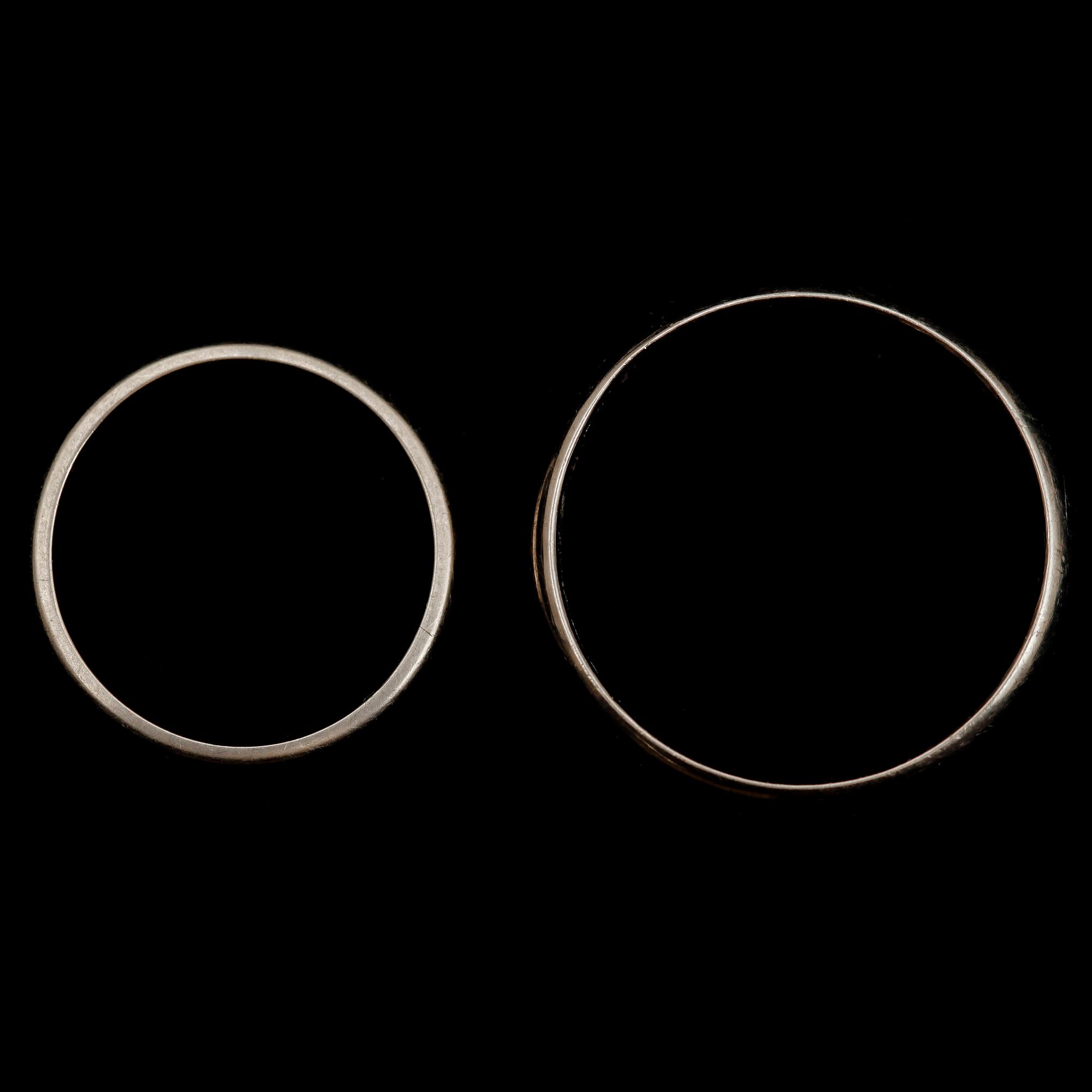 RINGAR, 2 st, 18 k vitguld, 1965. Vikt ca 10 g.