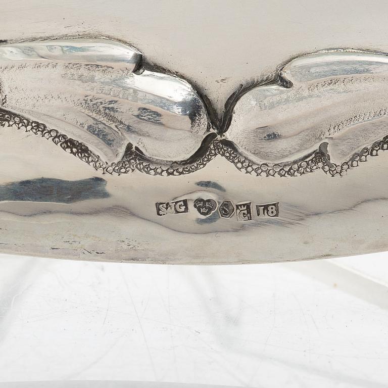 Presenterfat, silver, barockstil, Silvervarufabriken J Grönroos, Kristianstad 1935.